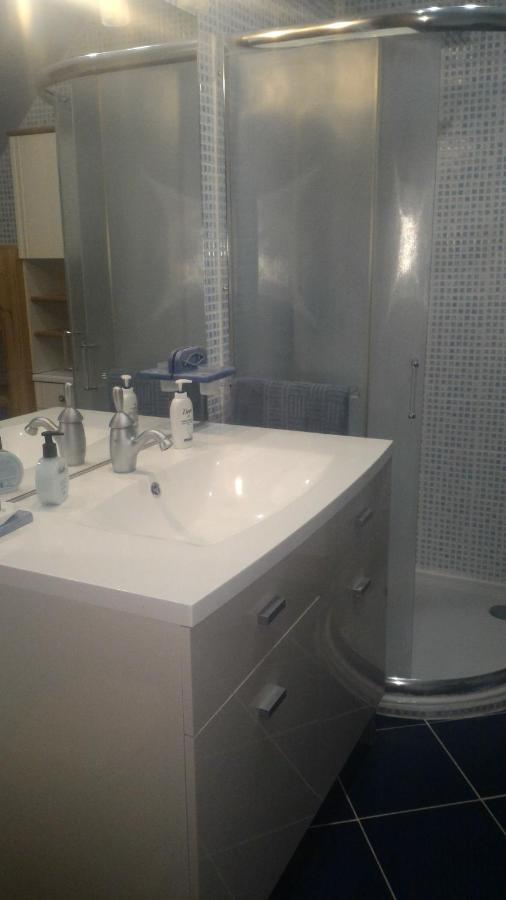 Chambre Au Nuit Etoile Et Jacuzzi Prive Bed & Breakfast Pleuven Ngoại thất bức ảnh